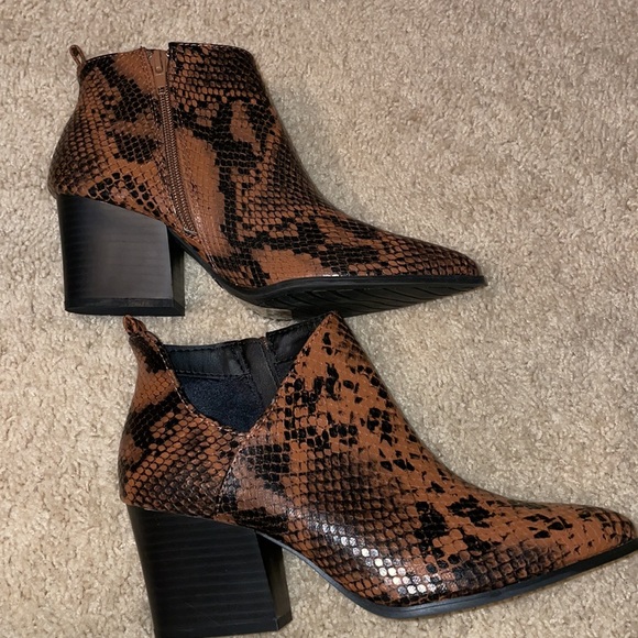 S17 - NWOT faux brown & black snakeskin booties - Picture 3 of 7